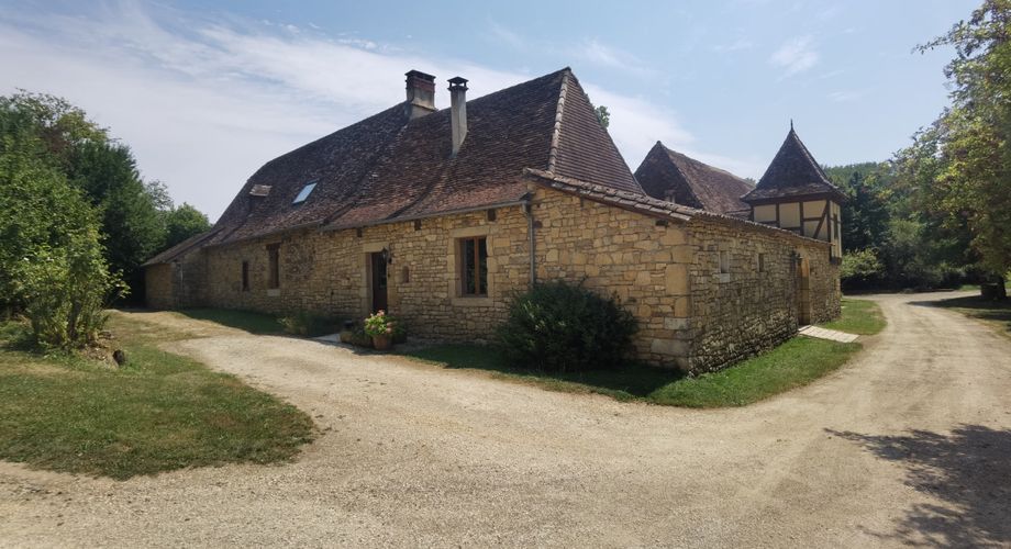 Ancienne ferme périgourdine avec gîte, isolée par des bois sur 15 hectares