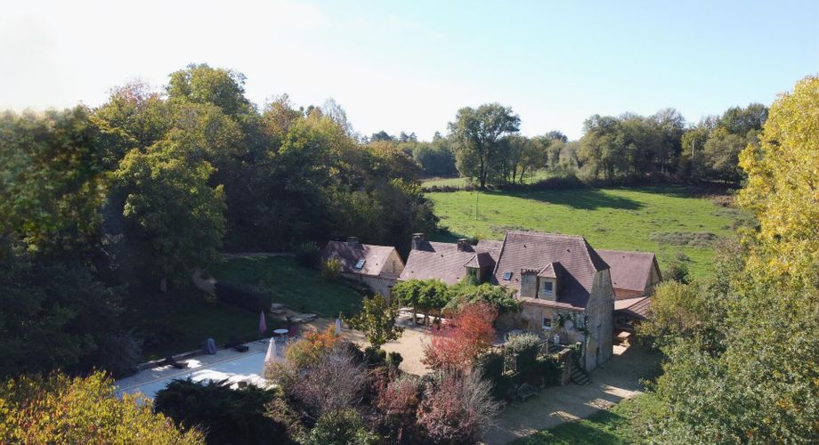 CHARMING STONE 6-BEDROOM PROPERTY NEAR LES EYZIES. MAIN HOUSE & GUEST HOUSE. SWIMMING POOL. PEACEFUL LOCATION OF 2.5 ACRES.