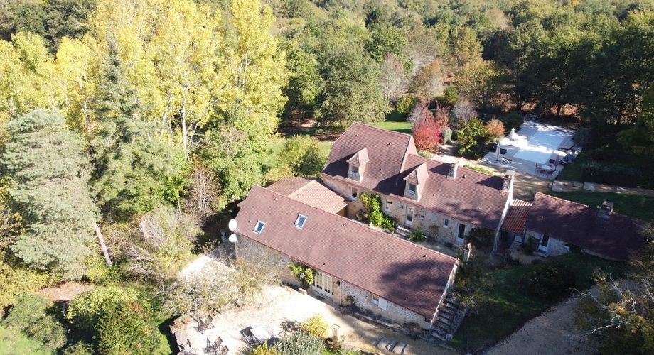 CHARMING STONE 6-BEDROOM PROPERTY NEAR LES EYZIES. MAIN HOUSE & GUEST HOUSE. SWIMMING POOL. PEACEFUL LOCATION OF 2.5 ACRES.