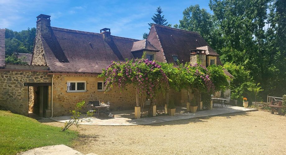 CHARMING STONE 6-BEDROOM PROPERTY NEAR LES EYZIES. MAIN HOUSE & GUEST HOUSE. SWIMMING POOL. PEACEFUL LOCATION OF 2.5 ACRES.