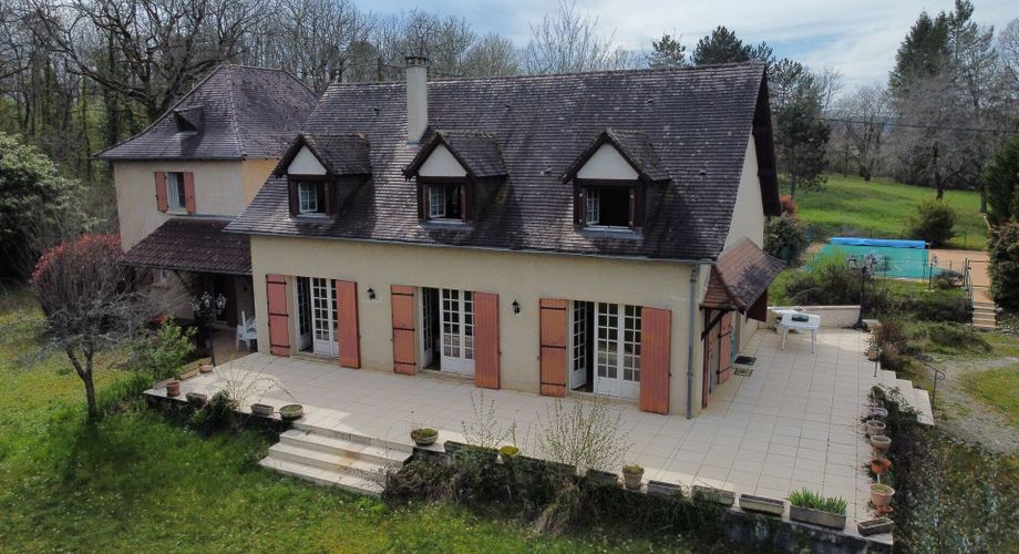 2 maisons périgourdines avec piscine sur 9000m² de terrain boisé
