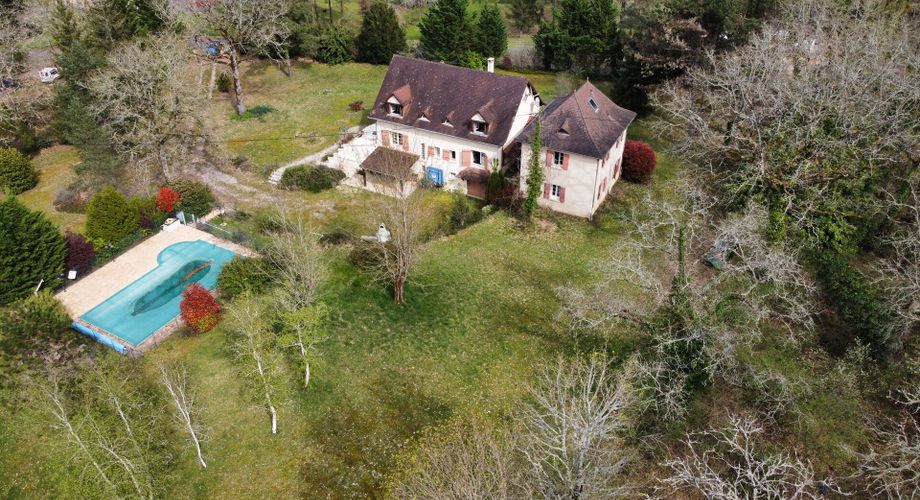 2 maisons périgourdines avec piscine sur 9000m² de terrain boisé