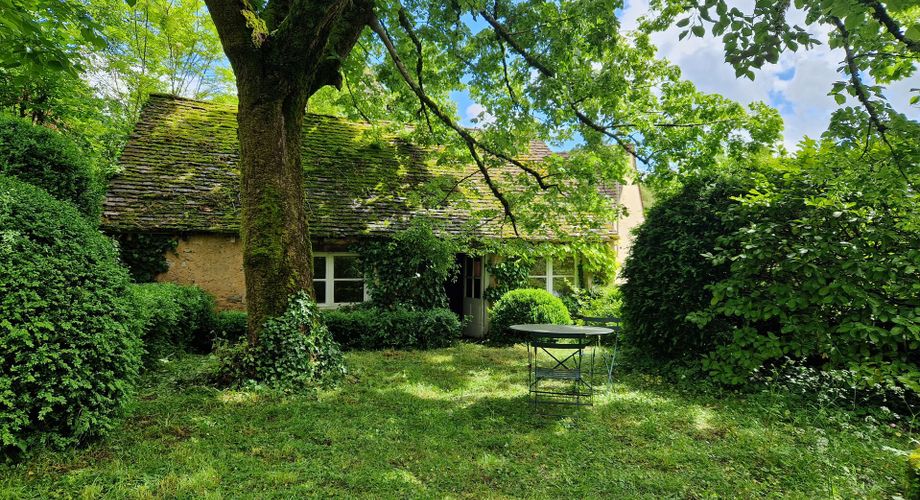 Character house in the heart of Le Bugue with large garden. Authenticity and charm guaranteed!