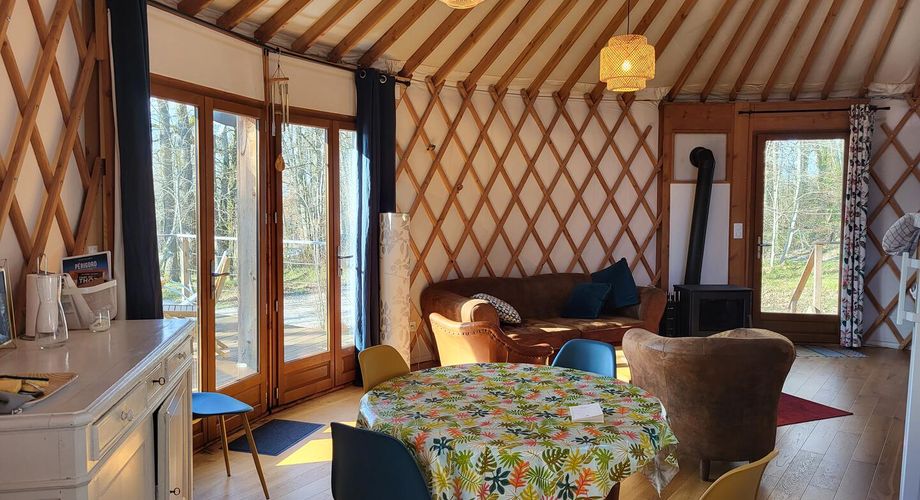 Confortable yourte contemporaine sur terrain de 3330m² avec magnifique vue