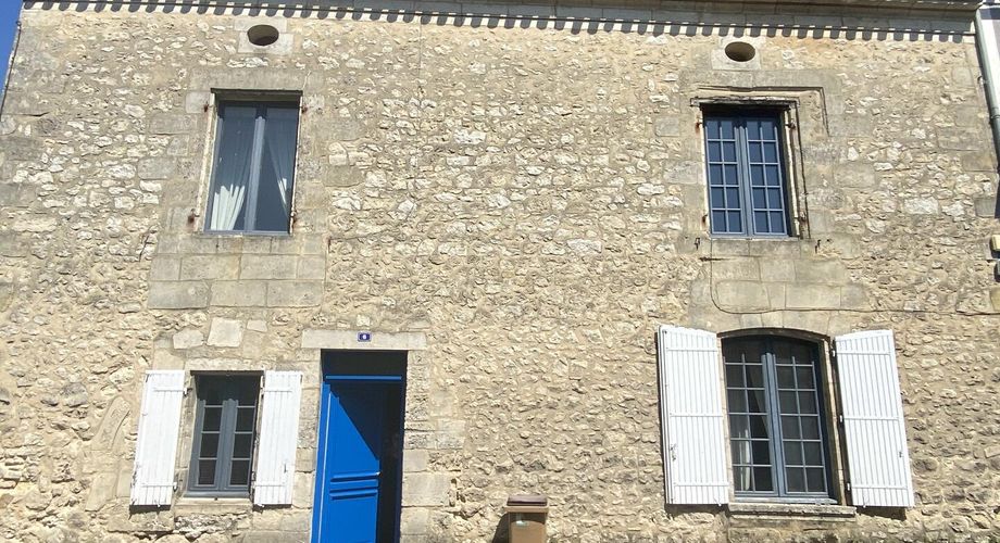Libourne, grande maison en pierres au coeur d'un village, avec jardin et garage.