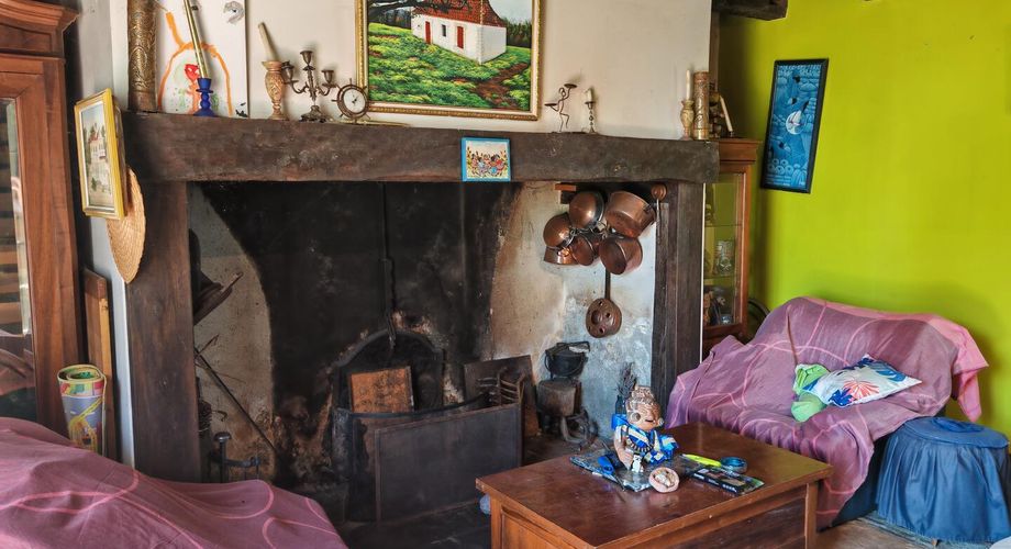 Sur plus de 3 hectares, fermette à rénover avec belle vue