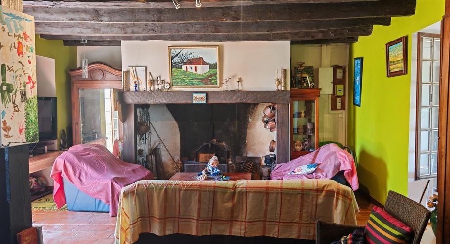 Sur plus de 3 hectares, fermette à rénover avec belle vue