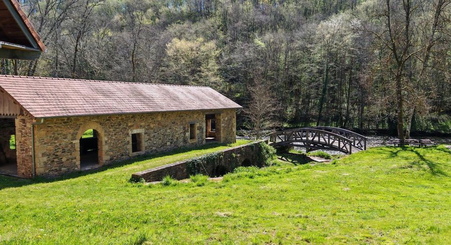 Moulin et ses 2 maisons isolés au coeur des bois