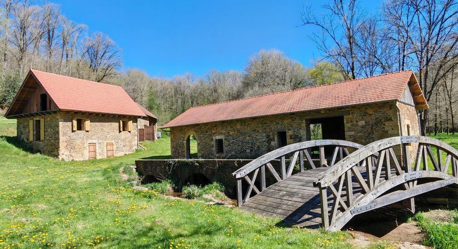 Moulin et ses 2 maisons isolés au coeur des bois