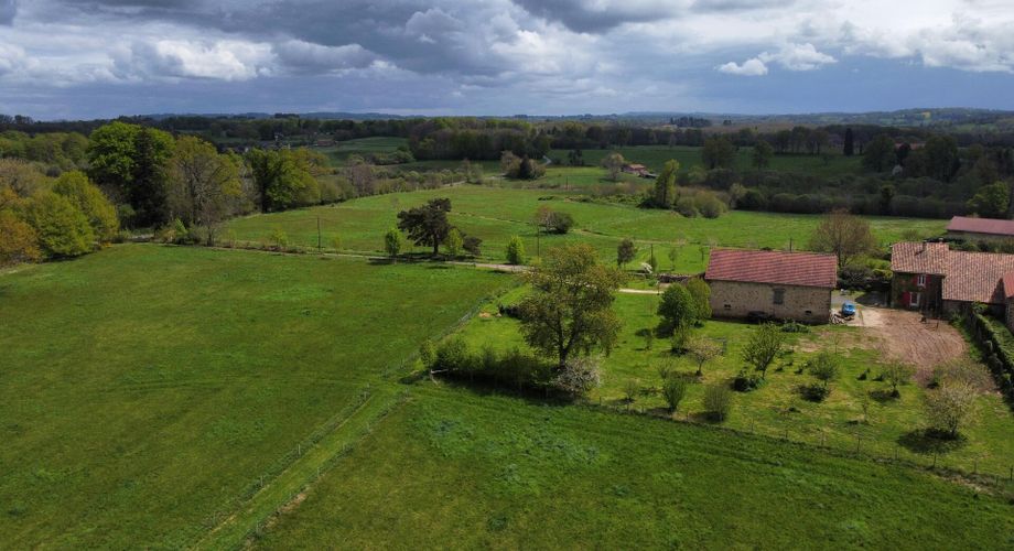 Corps de ferme avec 400m² de dépendances et 8 hectares de terrain