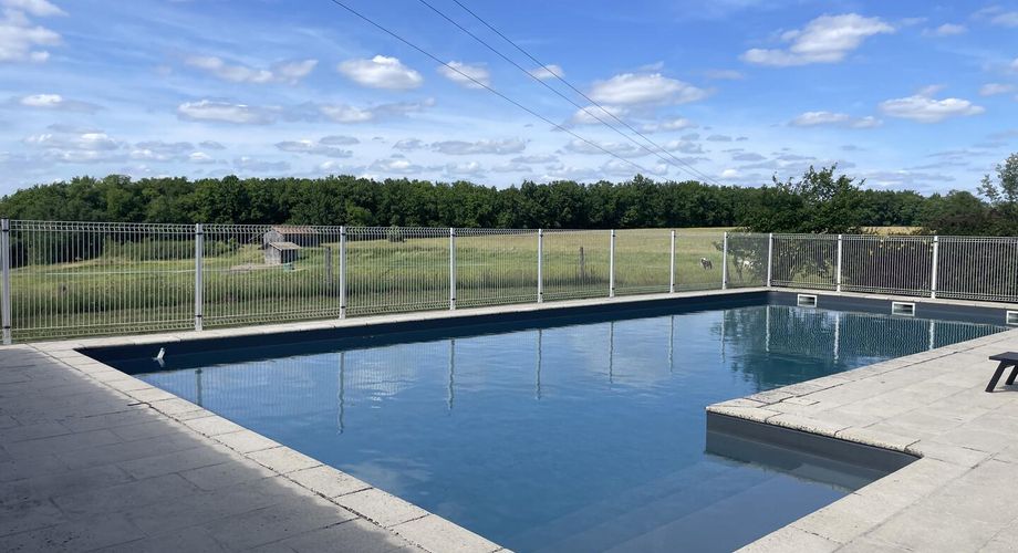 Propriété en pierre du 12ème siècle 322m² habitables avec Gîtes et chambres d'hôtes à vendre sur son terrain 30 hectares 