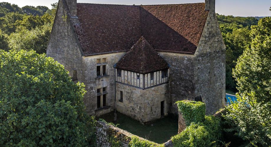 Character property dating from the 15th-16th century – Commanding views and 11 hectares of unspoilt countryside