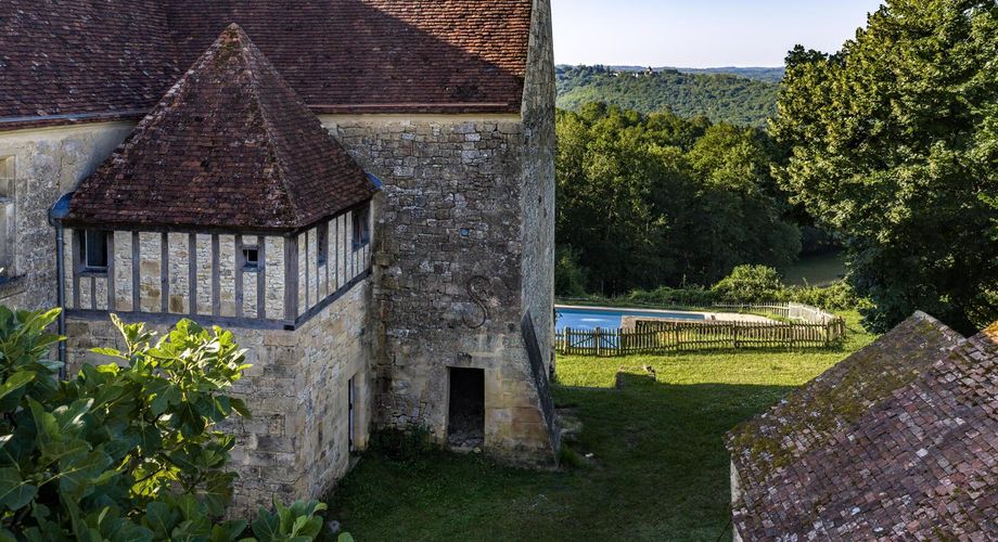 Character property dating from the 15th-16th century – Commanding views and 11 hectares of unspoilt countryside