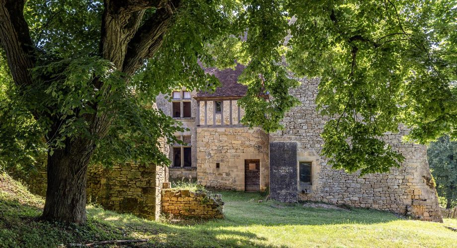 Character property dating from the 15th-16th century – Commanding views and 11 hectares of unspoilt countryside