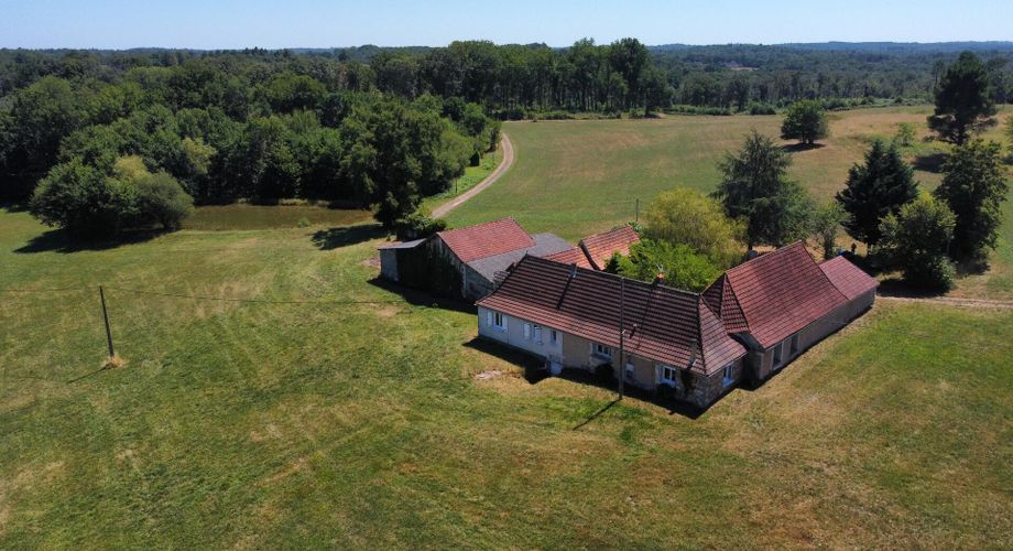 Corps de ferme en U et ses 15 hectares de bois et de pré