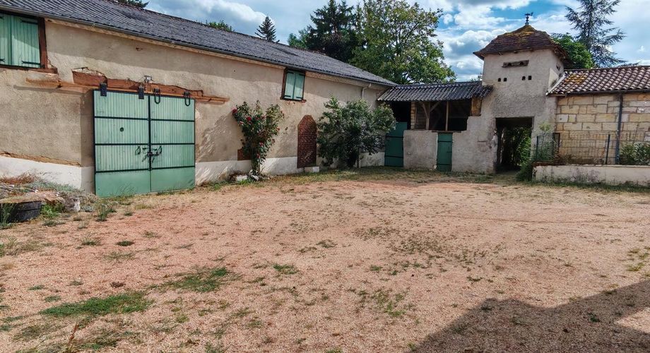 Ancien relais de poste de 8 chambres et sa grange sur 2100m² de terrain