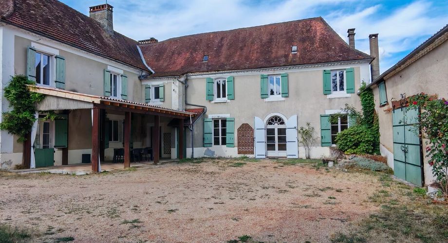 Ancien relais de poste de 8 chambres et sa grange sur 2100m² de terrain