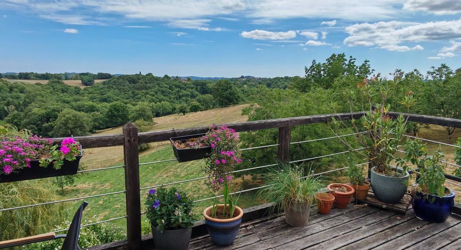 Hautefort - Maison périgourdine avec belle vue sur 3000m² de terrain