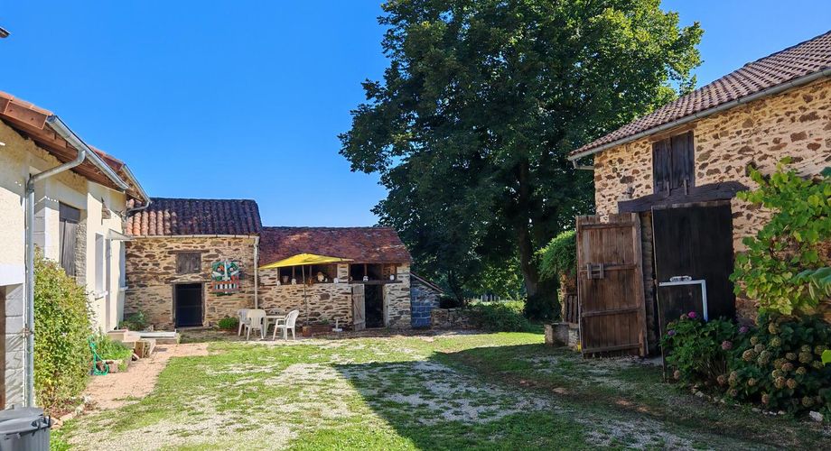 Au calme, corps de ferme de 2 maisons et granges sur 7000m² de terrain et piscine