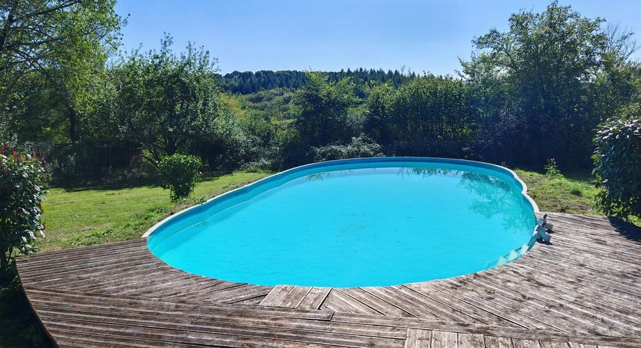 Au calme, corps de ferme de 2 maisons et granges sur 7000m² de terrain et piscine