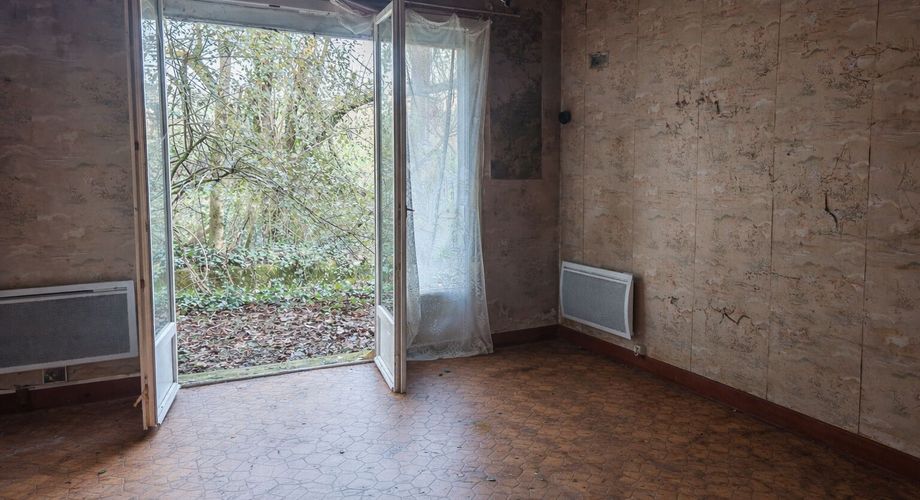 Maison des années 70 sans voisin et terrain boisé