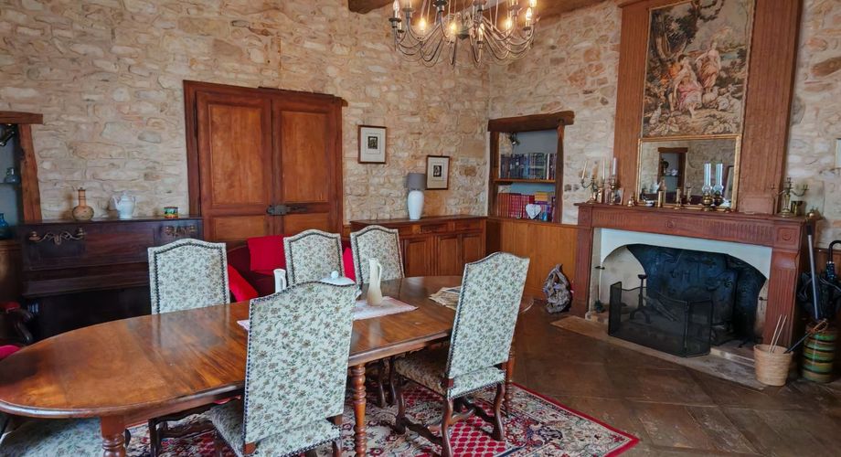 Excideuil - Maison bourgeoise et dépendances sur 3,6 hectares avec vue dégagée