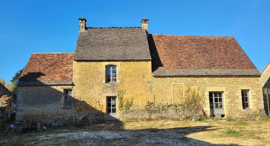 Sarlat - Maison périgourdine à finir de rénover et dépendances
