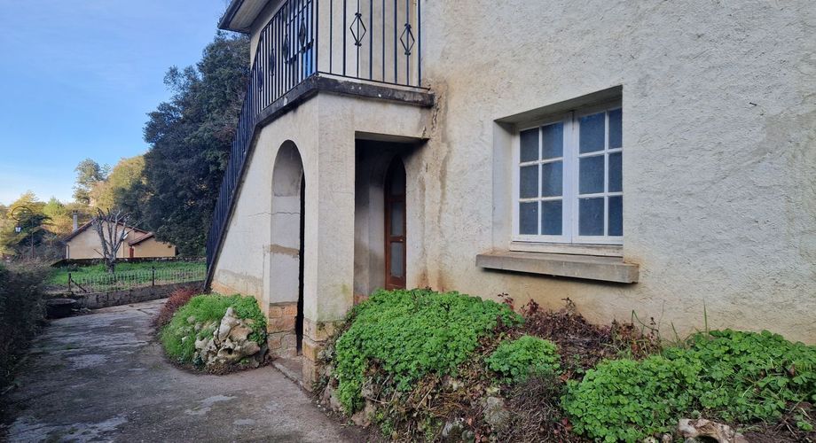 Exclusivité Label Pierres - Maison de ville aux Eyzies avec 3 chambres, appartement indépendant et garage.