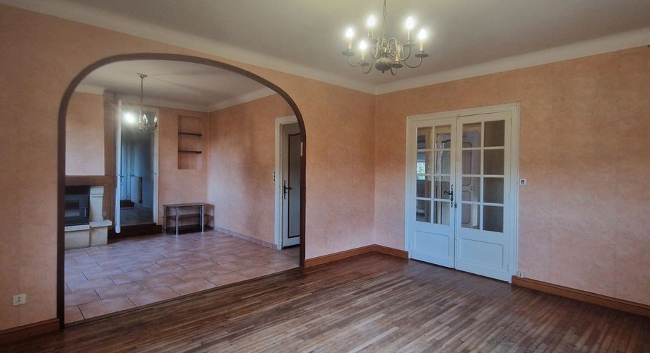 Exclusivité Label Pierres - Maison de ville aux Eyzies avec 3 chambres, appartement indépendant et garage.