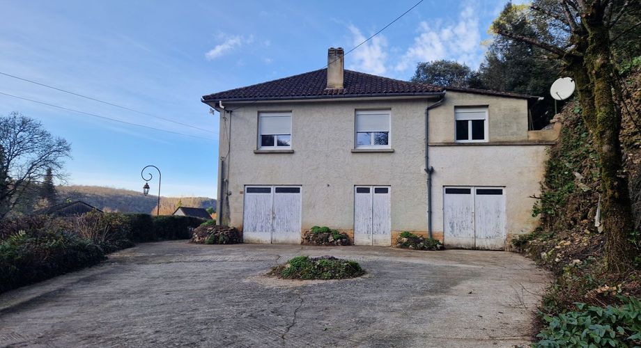 Exclusivité Label Pierres - Maison de ville aux Eyzies avec 3 chambres, appartement indépendant et garage.