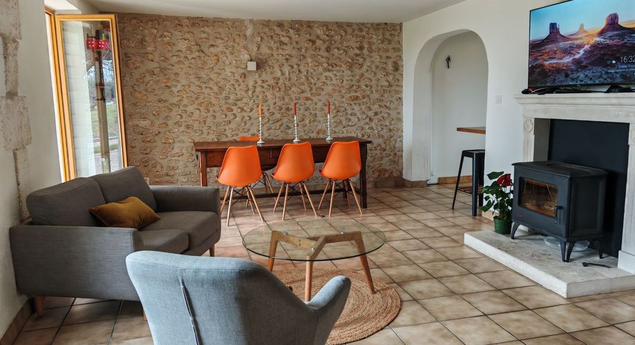 BRANTOME AREA. RENOVATED 4 BEDROOM STONE HOUSE GARAGE & WORKSHOP ON 1200SQM LAND IN TRANQUIL LOCATION 5MINS FROM PRETTY VILLAGE WITH COMMERCE. DEP1020