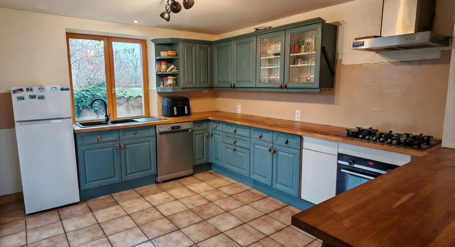 BRANTOME AREA. RENOVATED 4 BEDROOM STONE HOUSE GARAGE & WORKSHOP ON 1200SQM LAND IN TRANQUIL LOCATION 5MINS FROM PRETTY VILLAGE WITH COMMERCE. DEP1020