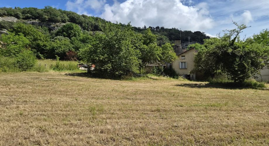 Exclusivité Label Pierres - Maison ancienne à restaurer sur 3900m² de jardin avec dépendances et accès à la rivière