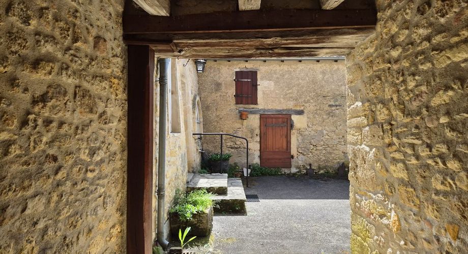 Exclusivité Label Pierres - Maison ancienne à restaurer sur 3900m² de jardin avec dépendances et accès à la rivière