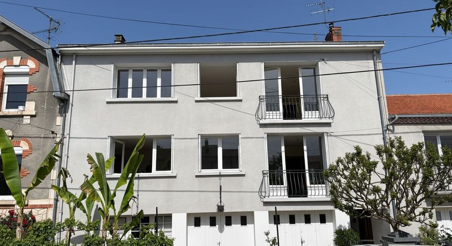 Immeuble de rapport évolutif de 200 m2 habitable avec garages, jardin et potentiel d’aménagement