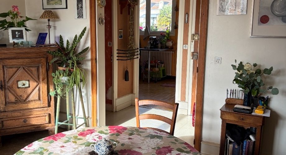 Immeuble de rapport évolutif de 200 m2 habitable avec garages, jardin et potentiel d’aménagement