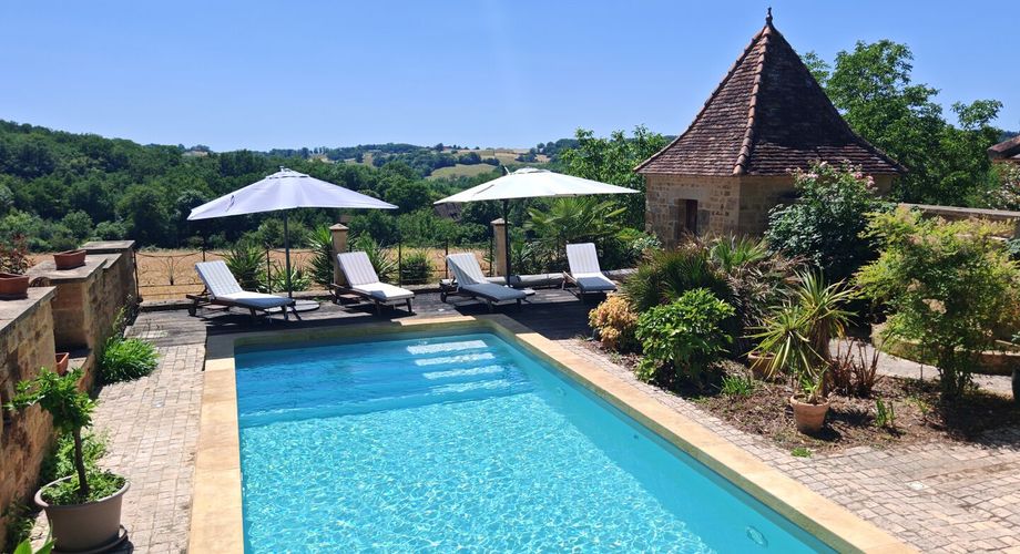 Excideuil - Domaine et ses gîtes avec belle vue depuis son parc arboré
