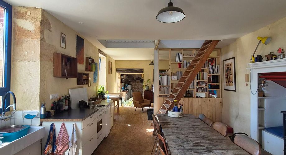 Maison en pierres d'environ 140m² habitables avec dépendances sur un terrain de 1612 m² 