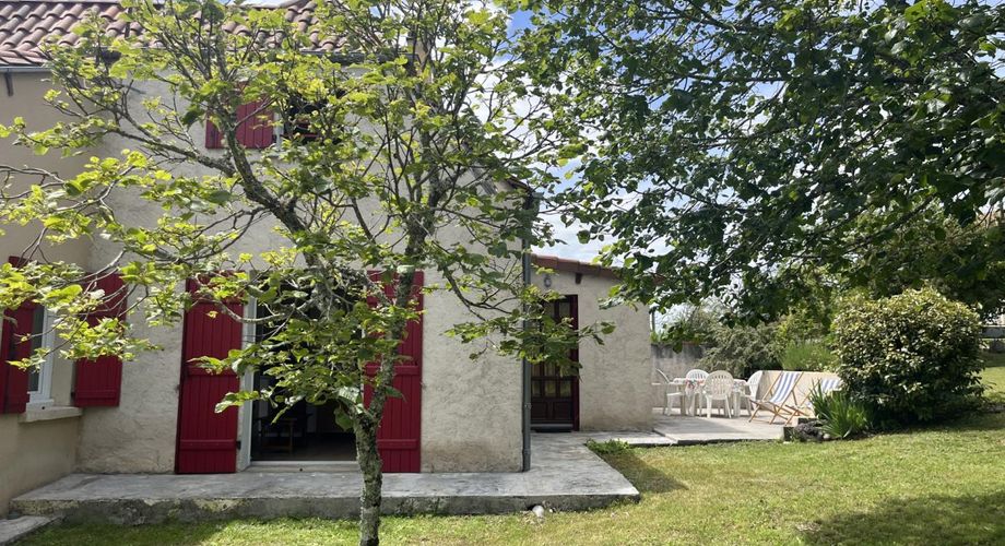 Sur les hauteurs en Périgord Noir, située au calme d'une impasse mais non isolée, maison avec petit gîte attenant. Terrain aménagé pour chevaux d'environ 2 hectares de bois et prés, attenants et non attenants.