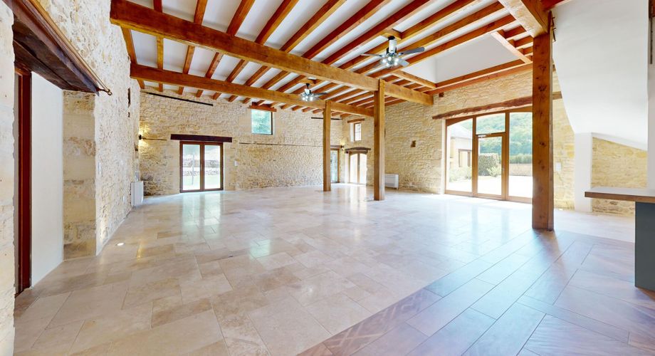 Magnifique restauration pour cette propriété de 300m² habitables avec dépendances restant à aménager.