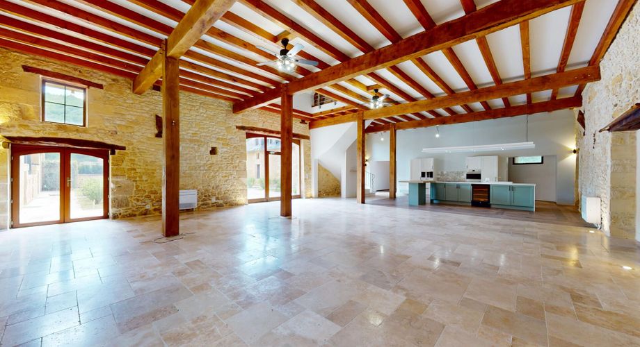 Magnifique restauration pour cette propriété de 300m² habitables avec dépendances restant à aménager.