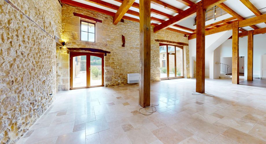 Magnifique restauration pour cette propriété de 300m² habitables avec dépendances restant à aménager.