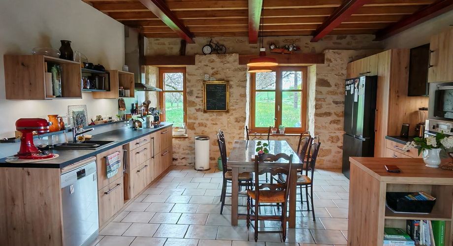 Ferme du XVI° restaurée et sa grange en pierre au calme avec vue