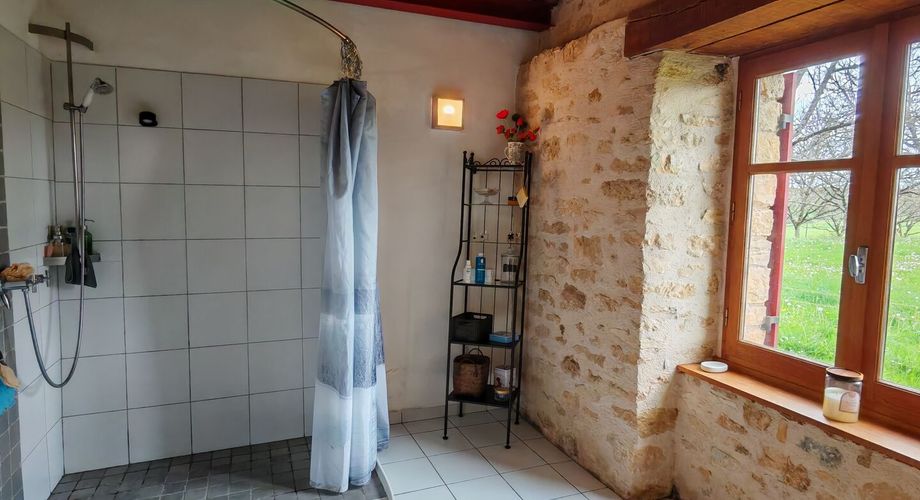 Ferme du XVI° restaurée et sa grange en pierre au calme avec vue