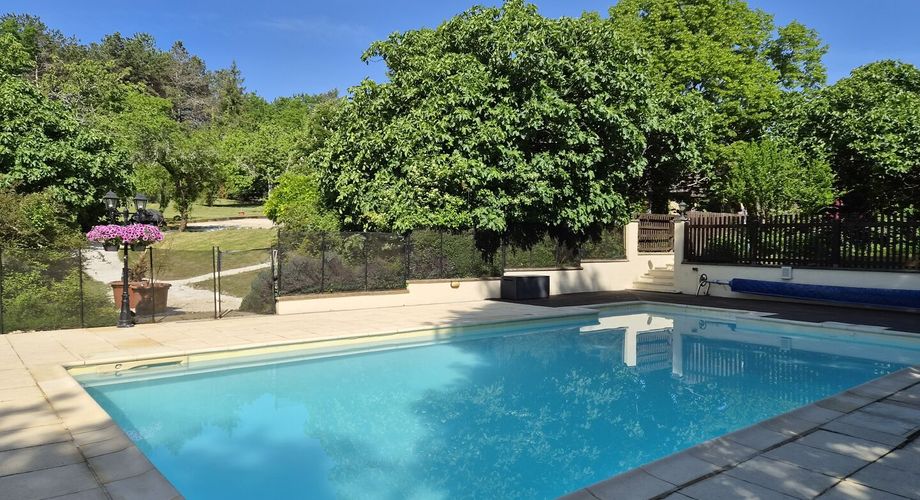 Belle propriété en pierres avec maison d'amis et piscine implantée sur 7300m² de parc