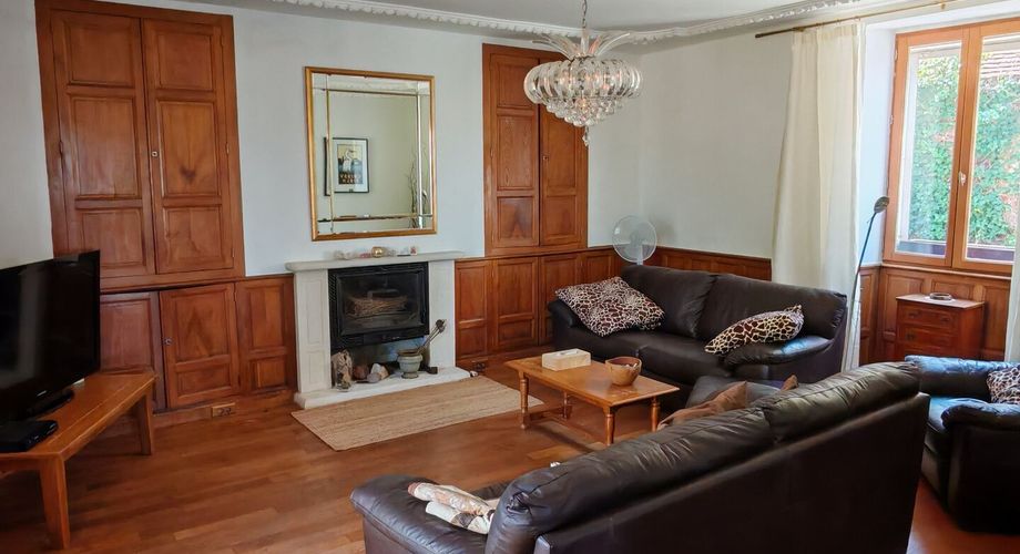 A proximité d'Excideuil, maison et grange au calme sur 1200m² de terrain