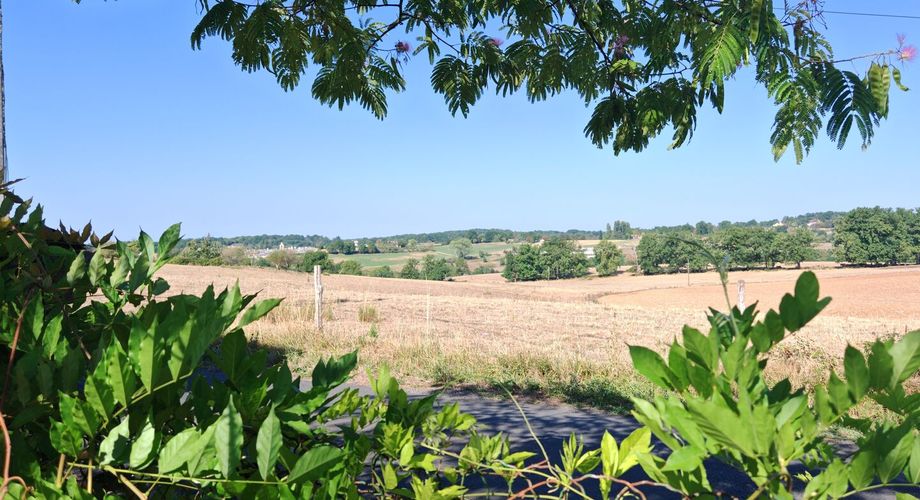 A proximité d'Excideuil, maison et grange au calme sur 1200m² de terrain