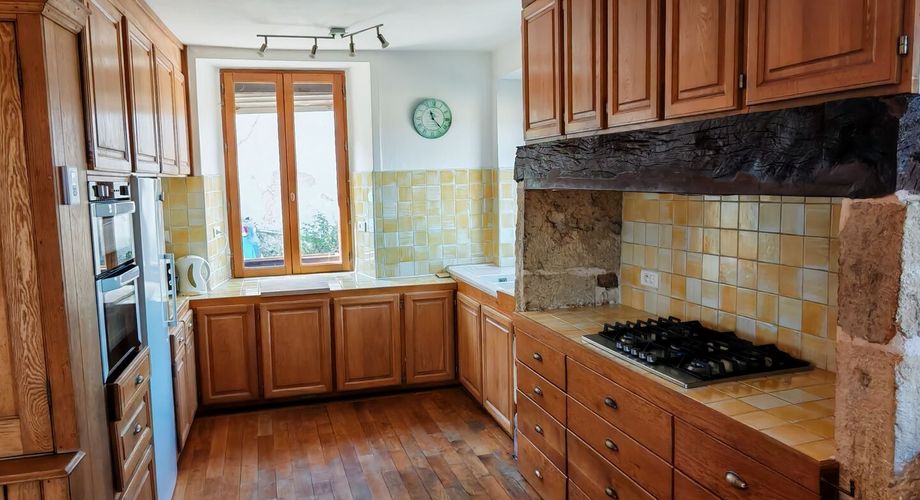 A proximité d'Excideuil, maison et grange au calme sur 1200m² de terrain