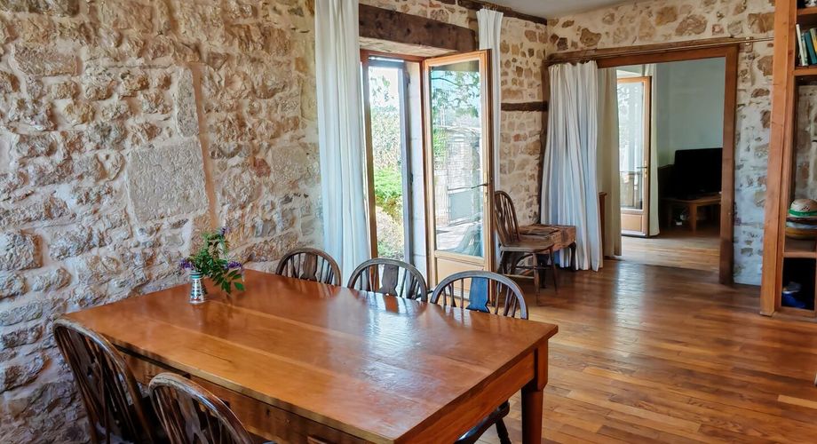 A proximité d'Excideuil, maison et grange au calme sur 1200m² de terrain