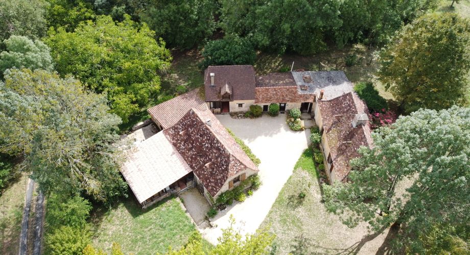 Très bel ensemble en pierres de 3 maisons offrant 350m² habitables sur son terrain d'un hectare et grande piscine.